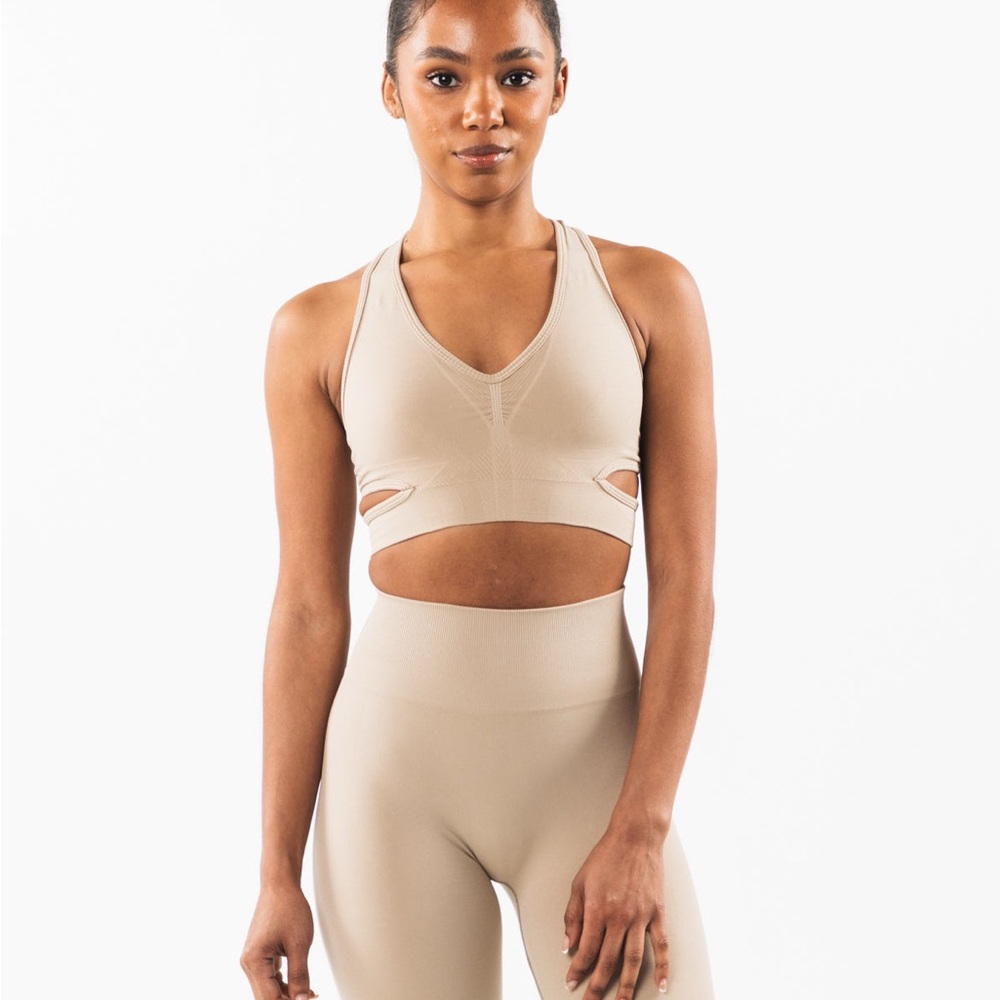 Alphalete Stratus Sports Bra in Linen/Beige/Tan